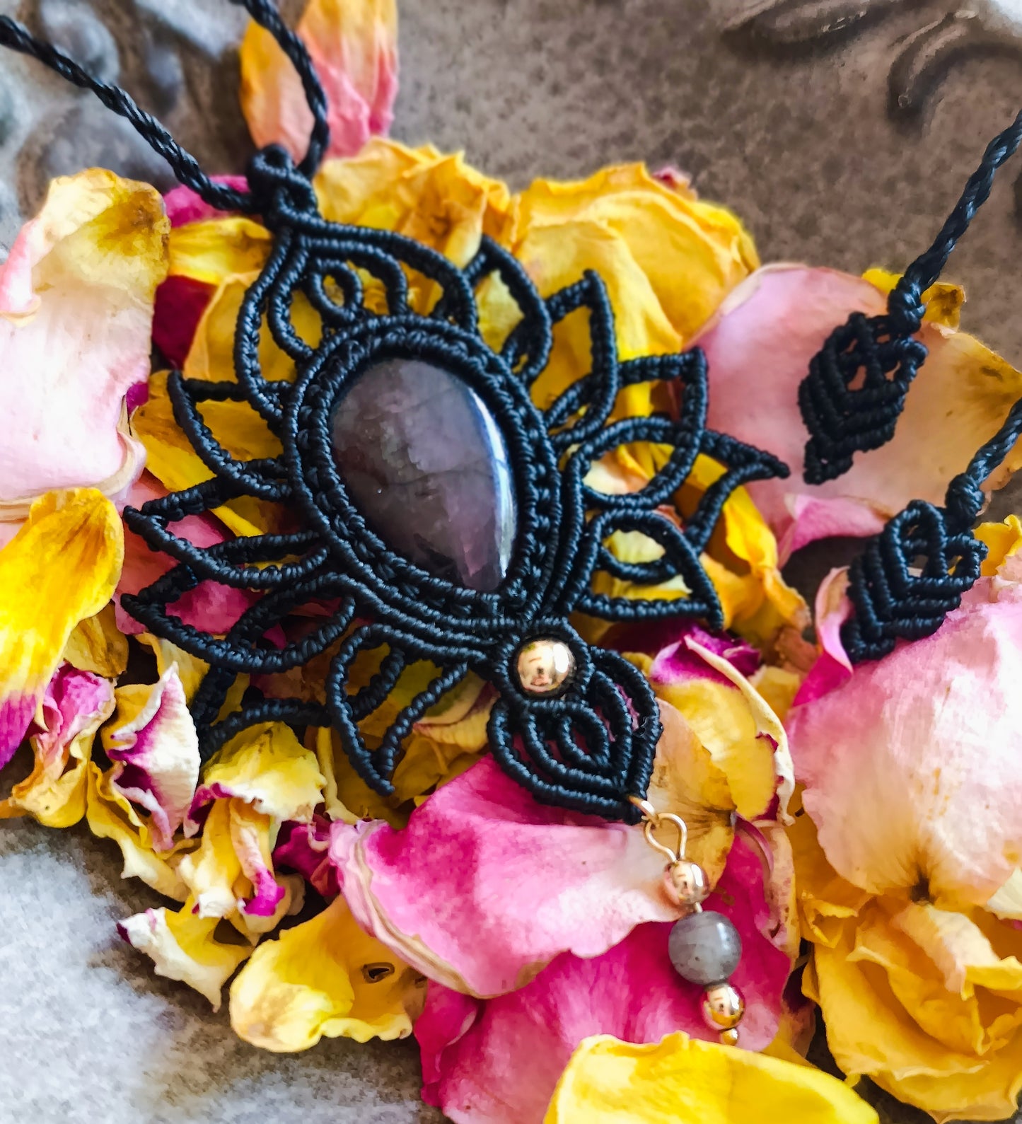 Pendentif Lotus Ondes du Cœur - Lithothérapie & Micro Macramé