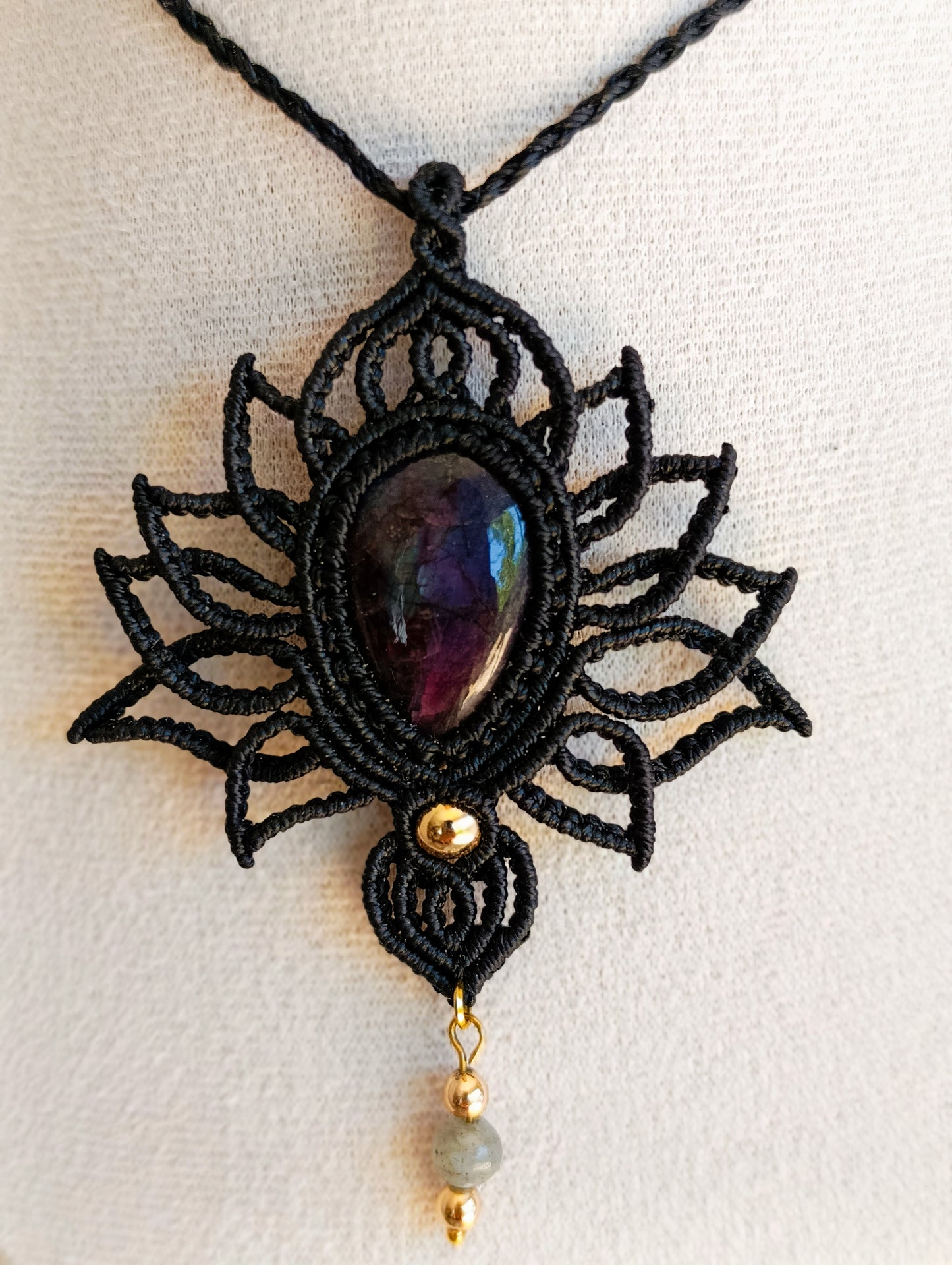Pendentif Lotus Ondes du Cœur - Lithothérapie & Micro Macramé