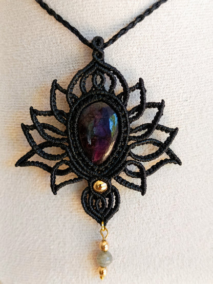 Pendentif Lotus Ondes du Cœur - Lithothérapie & Micro Macramé