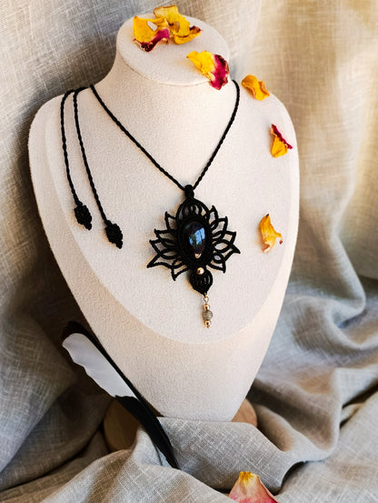 Pendentif Lotus Ondes du Cœur - Lithothérapie & Micro Macramé