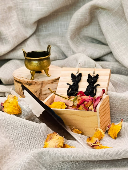 Boucles d'oreilles P'tits Familiers Chats noirs - Micro Macramé