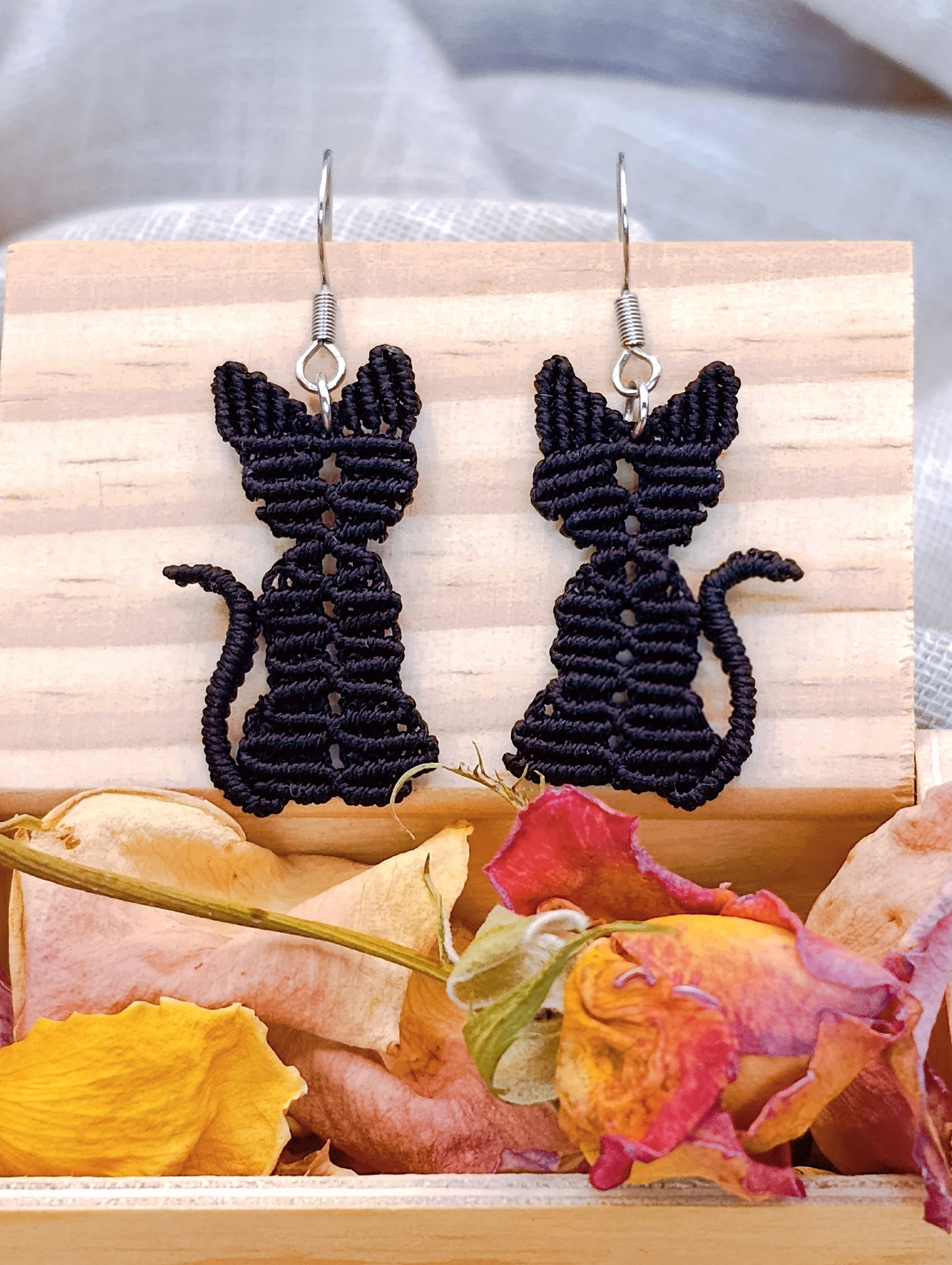 Boucles d'oreilles P'tits Familiers Chats noirs - Micro Macramé