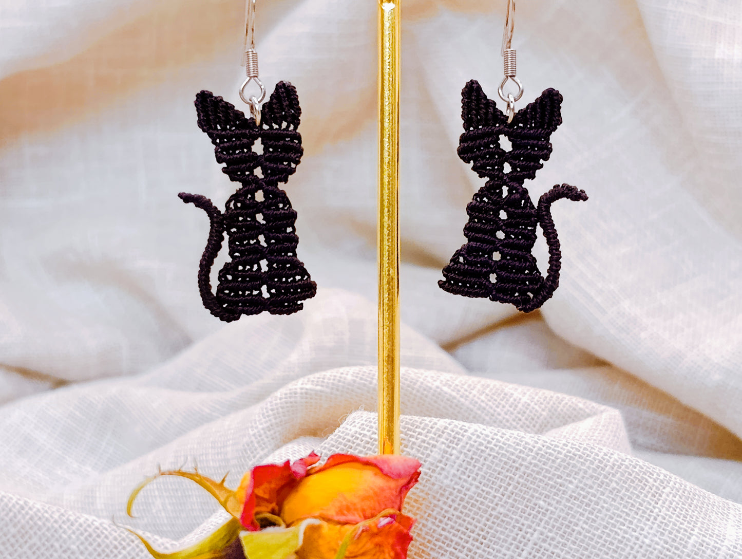 Boucles d'oreilles P'tits Familiers Chats noirs - Micro Macramé